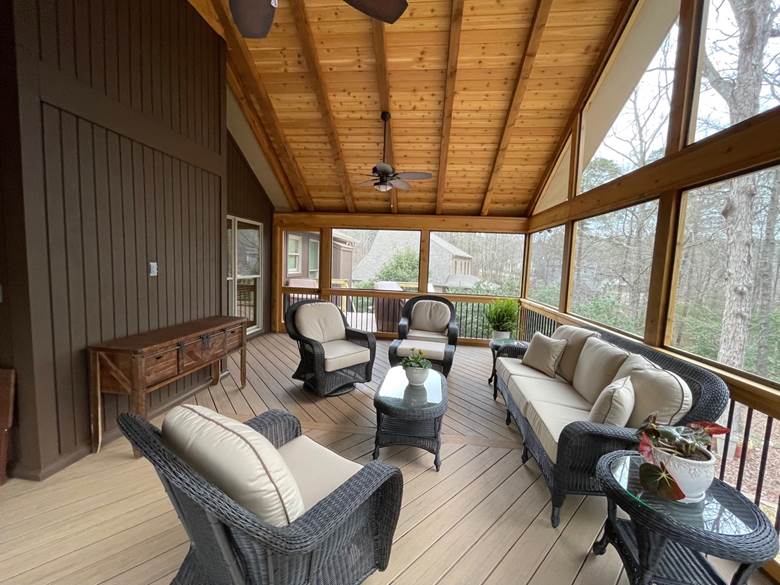 A porch with a large porch
AI-generated content may be incorrect.